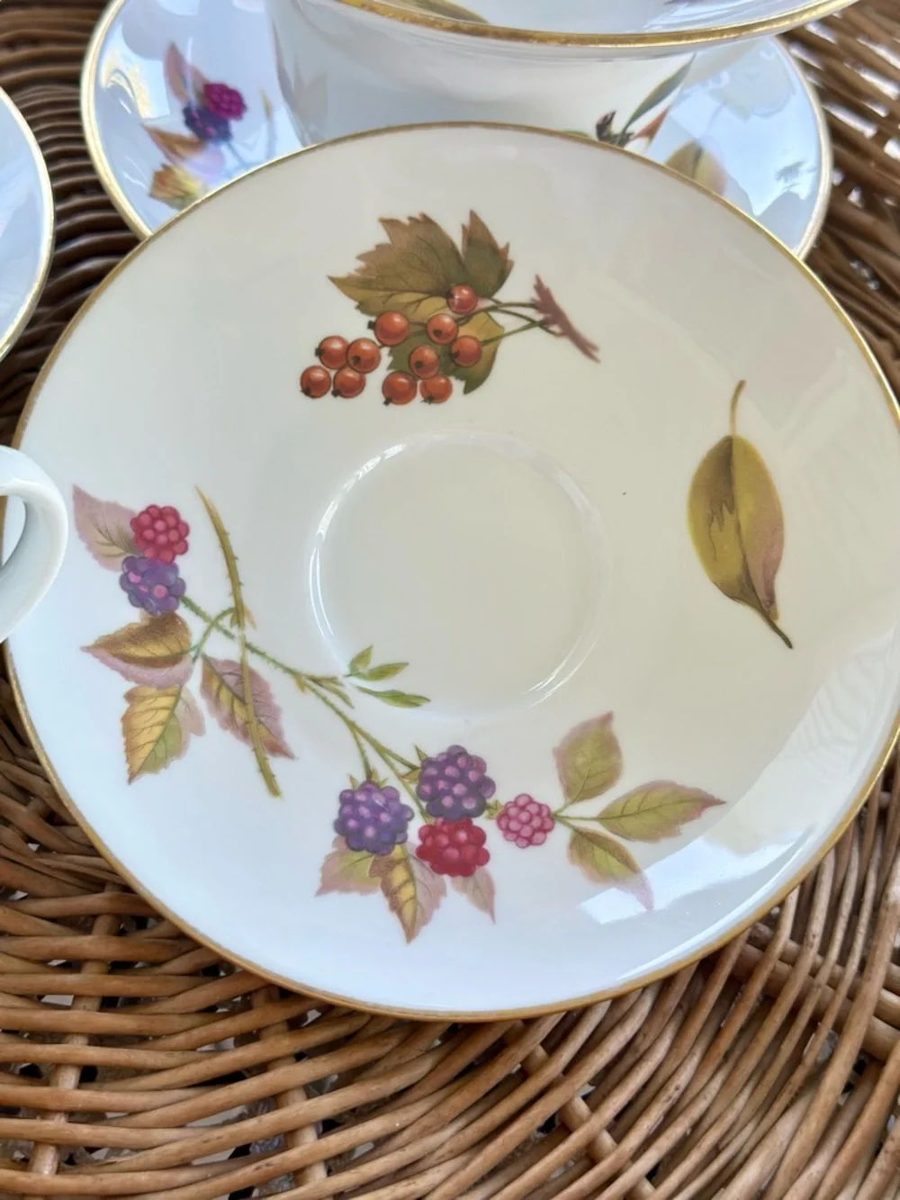 5 Vintage Royal Worcester Evesham Cups and Saucers Set England Gold Trim